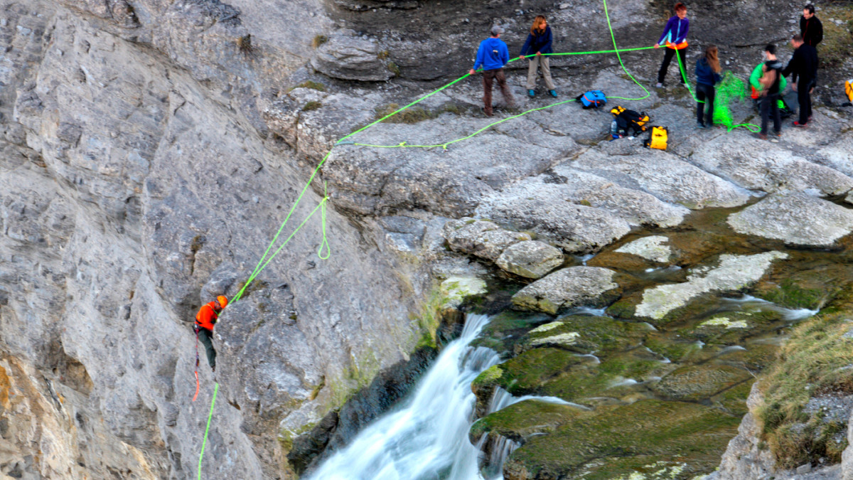 ¡Aventura en Asturias! Desciende cascadas, navega por cañones y salta a pozas de agua cristalina mientras exploras los grandes paisajes. Perfecto para los amantes de la adrenalina.

👉 goo.su/gKkc0XU

#VisitSpain #TeMerecesEspaña #Asturias <a href="/turismoasturias/">TurismoAsturias</a>
