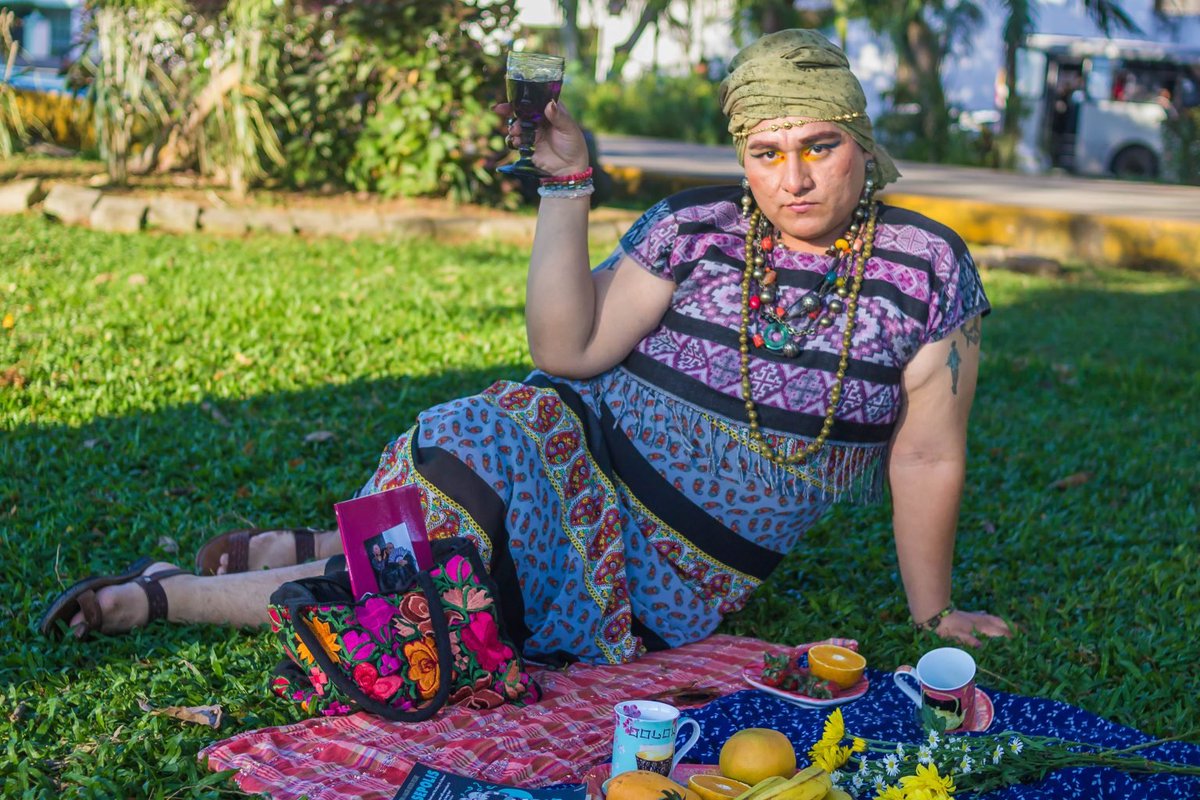 memoriasdnomada's tweet image. #Artivismo 📚🏳️‍⚧️Le escritore Riggo Bega escribió una historia salpicada con canciones dolidas. Esta novela es la primera escrita por una persona no binarie visible en Yucatán.

Lee la entrevista que le hizo @yobainpitecus:

memoriasdenomada.com/el-travestismo…