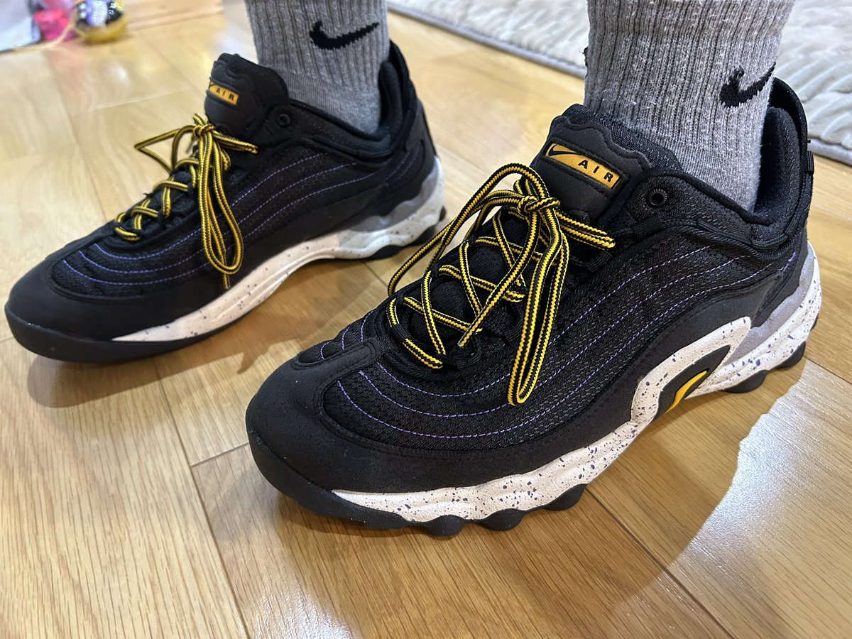 youchih20301's tweet photo. 復刻AIR SKARN
BLACK/UNIVERSITY GOLD-PSYCHIC PURPLE
ローカットのバッシュ履いてるようなホールド感と無骨なデザインが良き
見るより履くと格好良さが際立つ
コレクション収集は下駄箱入りきらなくなってきて嫁に怒られるのでこの辺で一旦休憩
#acg
#allconditiongear https://t.co/mdBP4U4W5Q