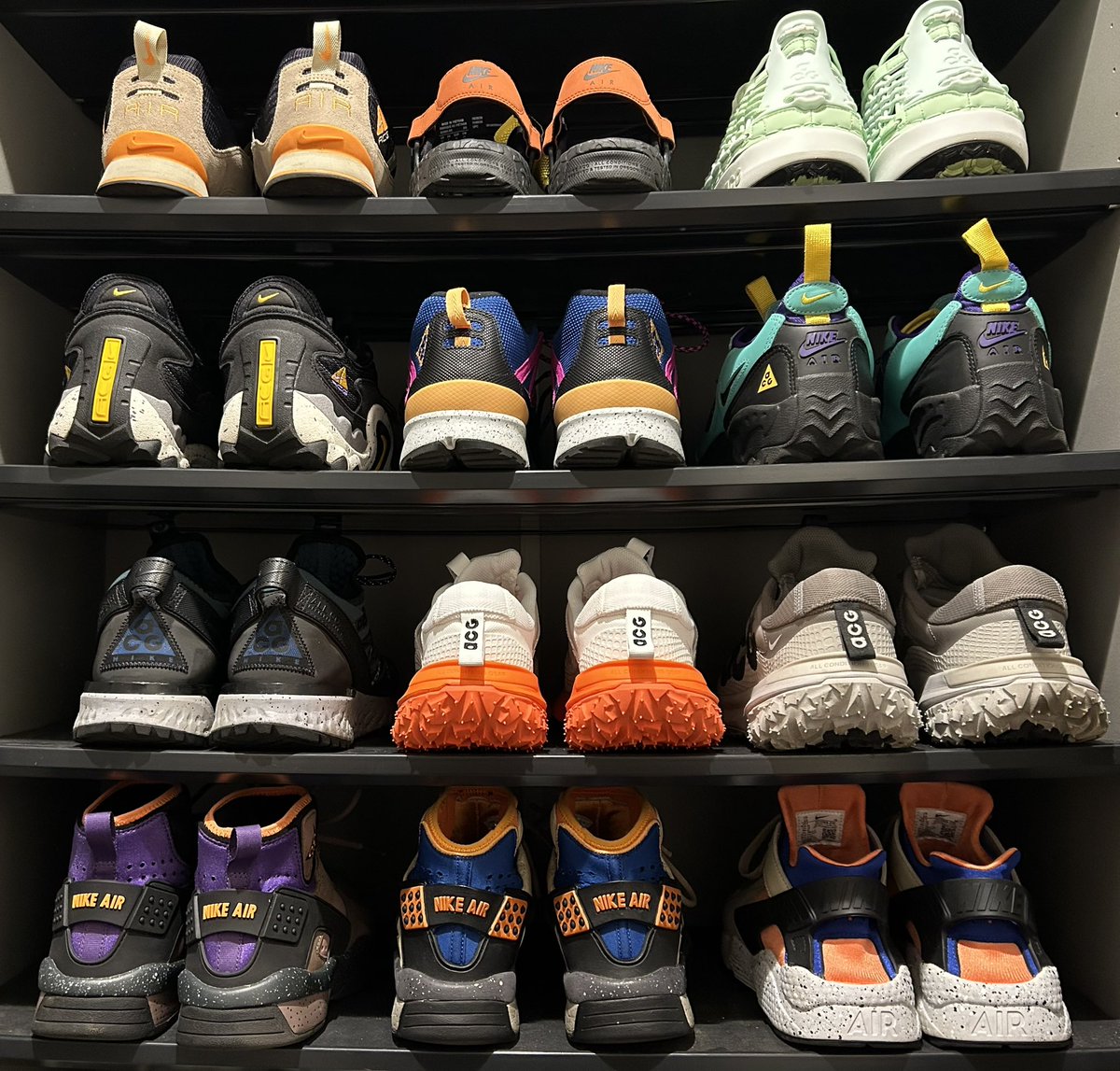 youchih20301's tweet photo. 復刻AIR SKARN
BLACK/UNIVERSITY GOLD-PSYCHIC PURPLE
ローカットのバッシュ履いてるようなホールド感と無骨なデザインが良き
見るより履くと格好良さが際立つ
コレクション収集は下駄箱入りきらなくなってきて嫁に怒られるのでこの辺で一旦休憩
#acg
#allconditiongear https://t.co/mdBP4U4W5Q