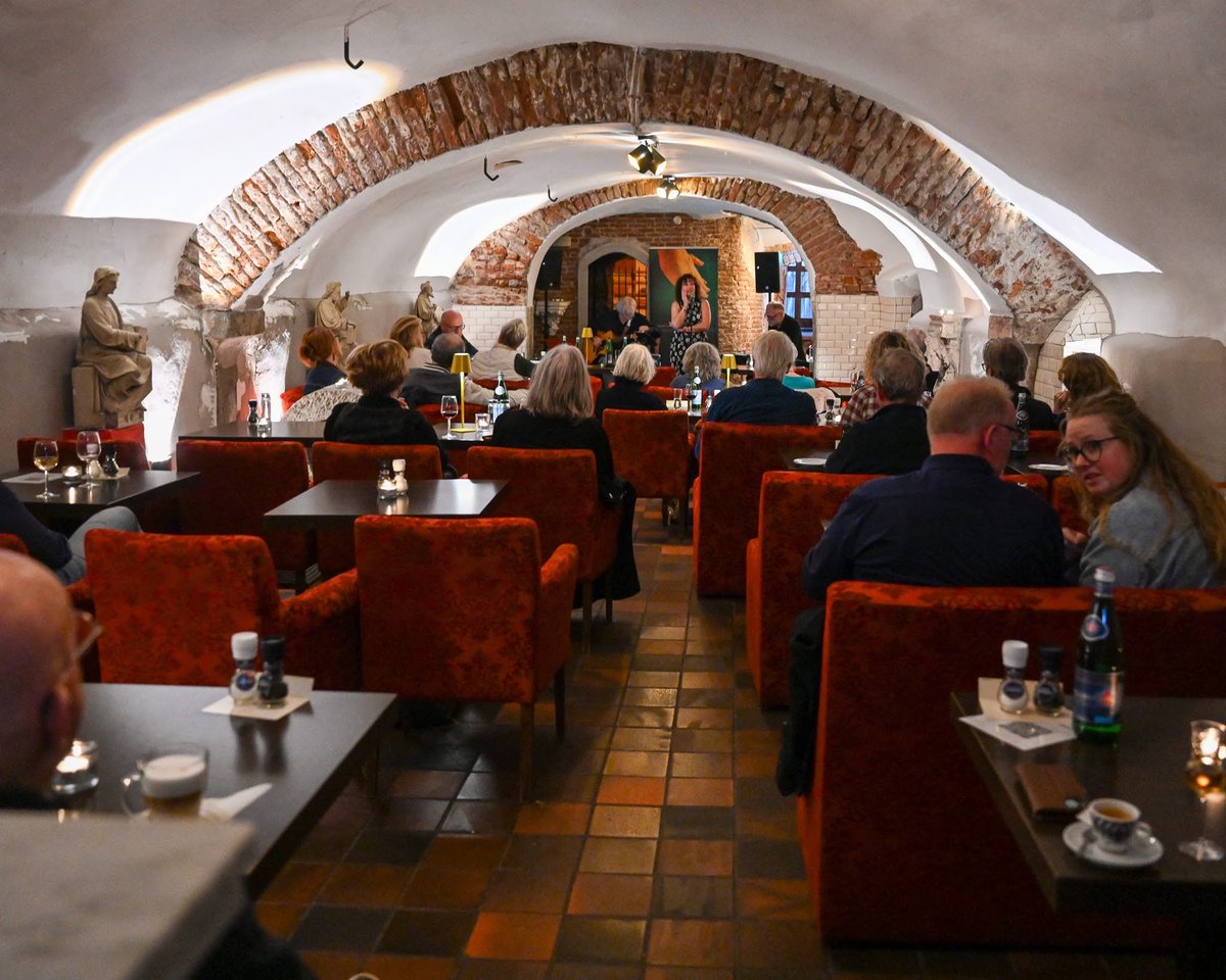 Het was een feestje gisteren in Restaurant Vaticano in Zutphen. We vierden de online release van ‘Songs From The Mirror’ en hebben daar prachtige stukken mogen spelen.

De hele plaat is nu te beluisteren op alle streamingdiensten: thesource.lnk.to/MC1

📷: Frank Mossink