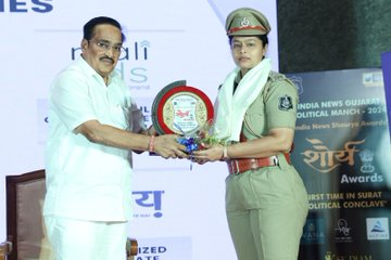 DDNewsGujarati's tweet photo. 🔹ઈન્ડિયા ન્યૂઝ ગુજરાતના પોલિટીકલ કોન્ક્લેવમાં સી.આર.પાટીલે પોલીસકર્મીઓને શૌર્ય અવોર્ડથી સન્માનિત કર્યા
@CRPaatil @GujaratPolice #INDIACONCLAVE https://t.co/BYxjBIqAUj