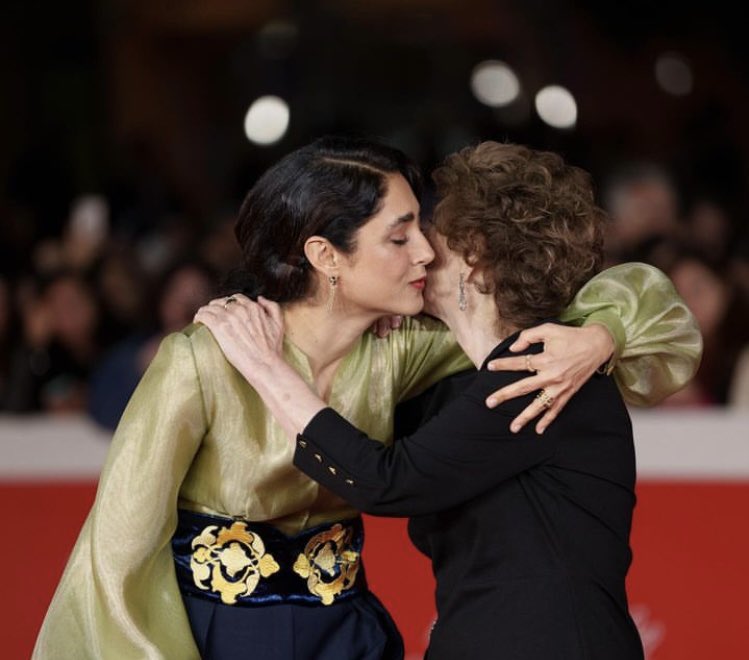“Quando ho lasciato l’Iran – ci dice Azar Nafisi - mia madre mi disse: ‘parla di noi, parla delle persone che sono lì, perché molti, in Occidente non sanno chi siamo”
<a href="/azarnafisi/">Azar Nafisi</a> 
<a href="/GiFantasia/">Giuseppe Fantasia</a> 
<a href="/MarieClaire_it/">Marie Claire Italia</a> 
<a href="/romacinemafest/">Rome Film Fest</a> 
<a href="/EranRiklis/">Eran Riklis</a> 
<a href="/Golshifteh/">Golshifteh Farahani</a> 
marieclaire.it/attualita/news…