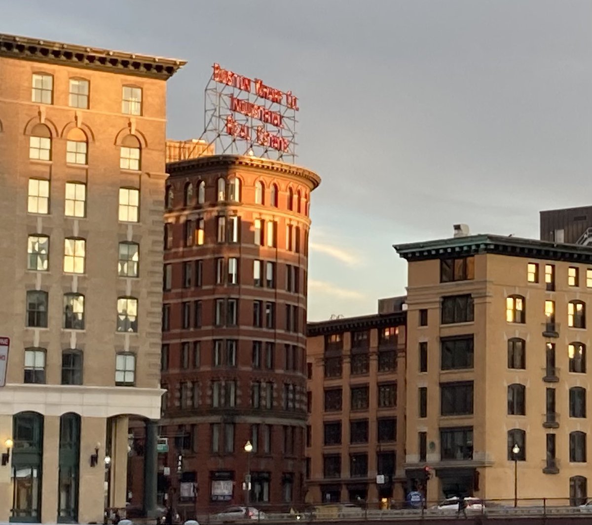 FPNA_Boston's tweet photo. Tonight (10/21) at 6pm @BostonPlans 259-267 Summer St (aka Boston Wharf Co sign building &amp; @Fortpointarts’ 1st office) Public Meeting to convert the historic #FortPoint office building to residential. #Chapter91
Details for this meeting &amp; others this week https://t.co/md8YDHm96d https://t.co/jkWXpglxus