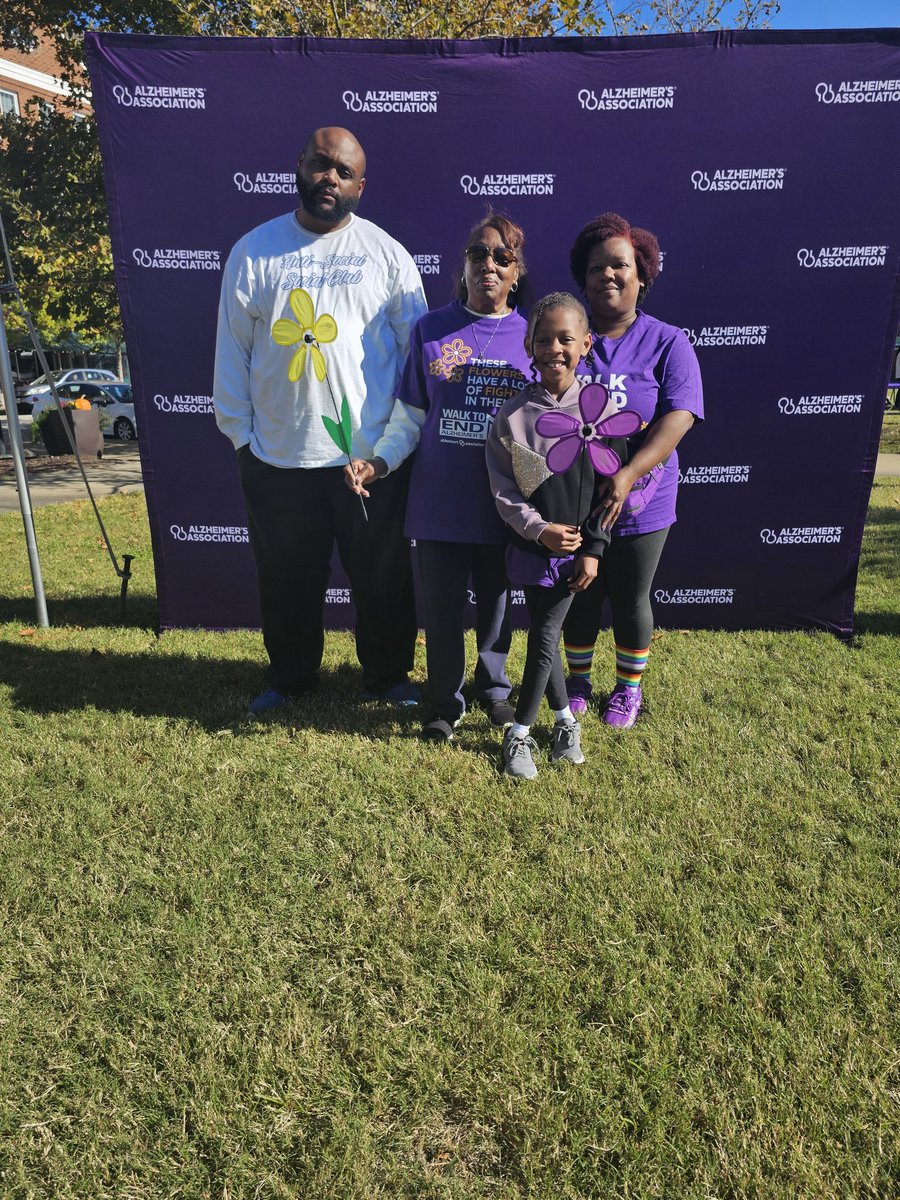 ConsciousFilth's tweet image. Peninsula Walk to End Alzheimer’s!
Mom with Mayor Phillips.
Baby girl with Chief Drew.
She also volunteered to help with breakdown after the walk! Did a great job. I'm so proud.

You can donate using this link. 
act.alz.org/site/TR?fr_id=…

#walktoendalz