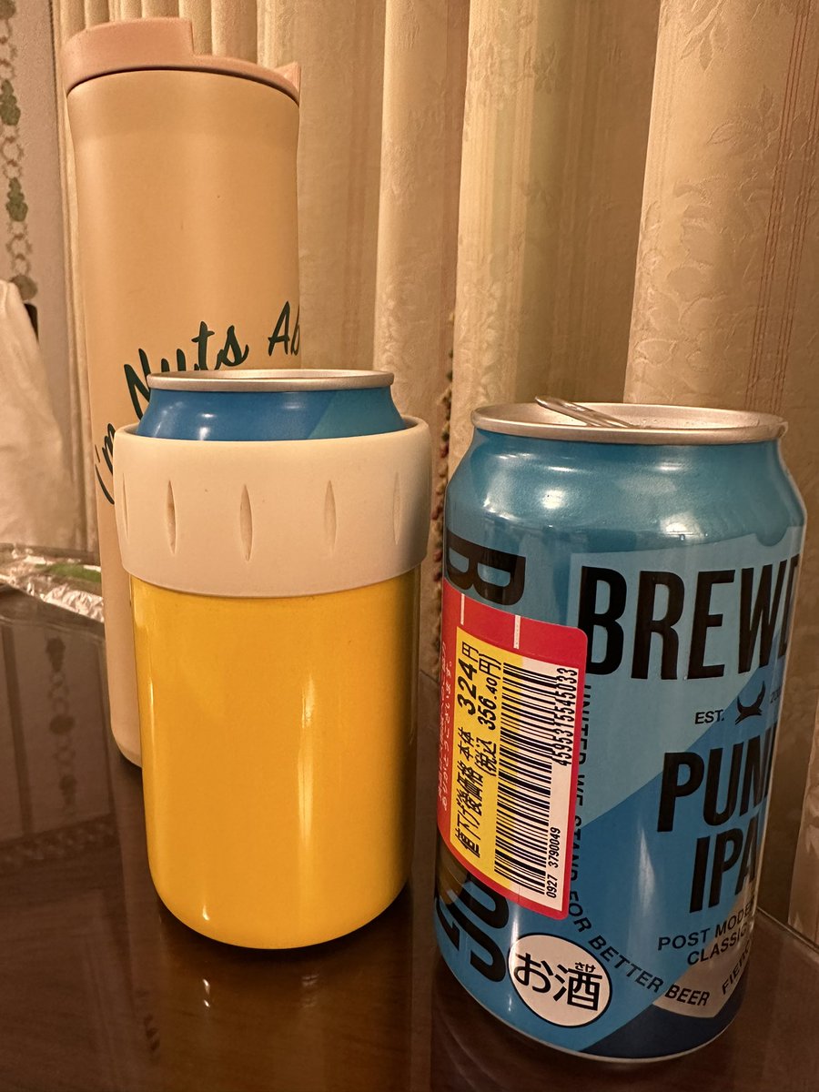 ymklab's tweet photo. ギリ見える(花火は見えない)部屋で美味いビール(特売品)を飲む至福。 https://t.co/U5272uSFcq