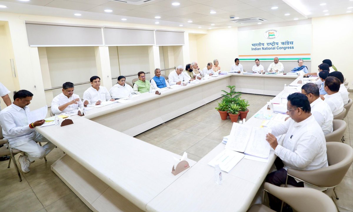 darade_diga's tweet photo. दिल्लीतील काँग्रेस मुख्यालया महाराष्ट्र विधानसभा निवडणुकीसाठी काँग्रेस पक्षाच्या केंद्रीय निवडणूक समितीची बैठक सुरु https://t.co/vn6uxOBU58