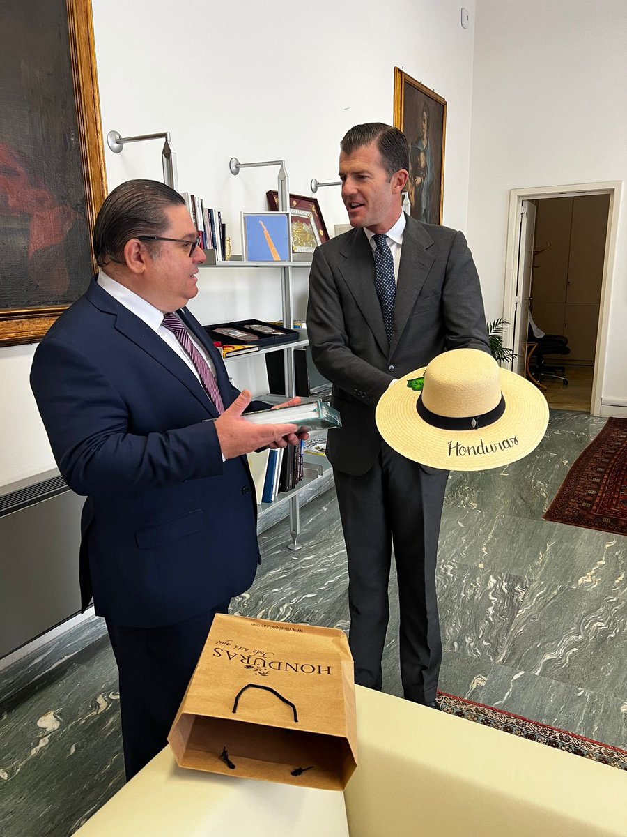 Recientemente el Embajador Ernesto Pumpo visitó al vice ministro de Relaciones Exteriores, de Italia, Honorable Giorgio Silli, con quién dialogó distintos temas de interés de ambas naciones. <a href="/XiomaraCastroZ/">Xiomara Castro de Zelaya</a> <a href="/EnriqueReinaHN/">Enrique Reina</a> <a href="/tonygarciac/">Tony Garcia C</a> <a href="/HectorZelaya/">Hector Manuel Zelaya Castro</a> <a href="/CancilleriaHN/">Cancillería Honduras</a>