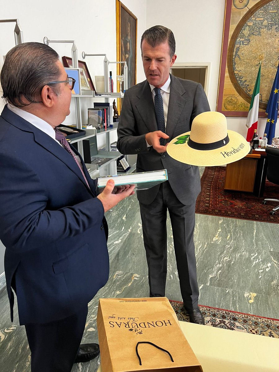 ernesto_pumpo's tweet photo. Recientemente el Embajador Ernesto Pumpo visitó al vice ministro de Relaciones Exteriores, de Italia, Honorable Giorgio Silli, con quién dialogó distintos temas de interés de ambas naciones. @XiomaraCastroZ @EnriqueReinaHN @tonygarciac @HectorZelaya @CancilleriaHN https://t.co/XtJ6UhUv5a