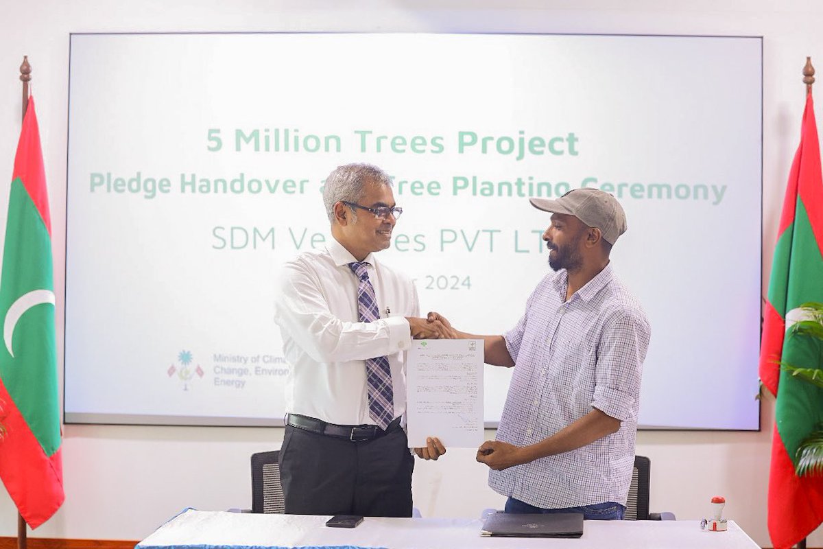 MoEnvmv's tweet photo. 5 މިލިއަން ގަސް ޕްރޮޖެކްޓުގެ ދަށުން ގަސް އިންދުމުގެ ހަރަކާތުގައި އެސްޑީ އެމް އިން ބައިވެރިވެ، 750000 ( ހަތްލައްކަ ފަންސާސްހާސް) ގަސް އިންދުމުގެ ޕްލެޖްގައި ސޮއިކުރުން 

#5MillionTreeMv
#GenerationRestoration
#MageySaafuRaajje https://t.co/vNjE54oL7h