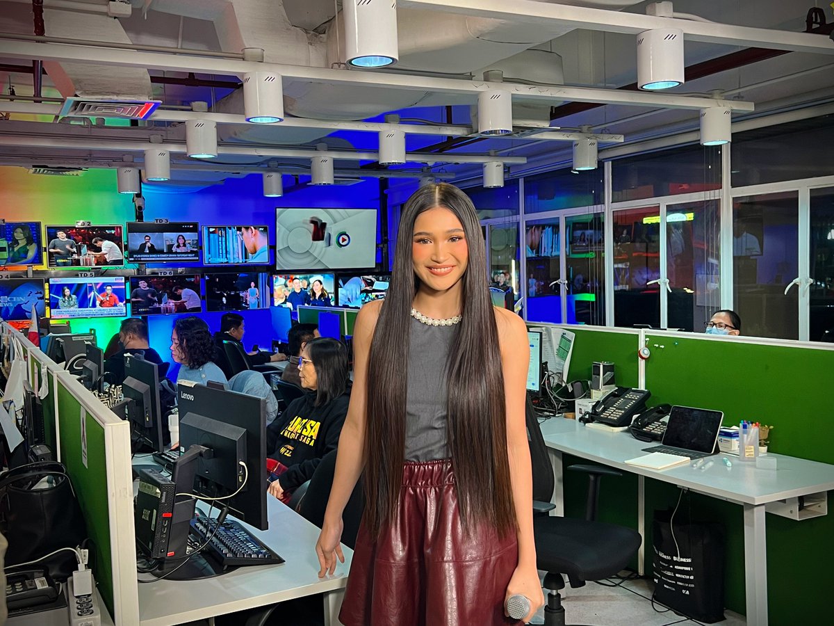BINI_ph's tweet photo. #BINI : BINI leader sa umaga, #TVPexpress guess presenter sa hapon, @tvpatrol #StarPatroller sa gabi. Our Master Jho is out here mastering it all!🥹👏🏻 https://t.co/85ApOyAer9