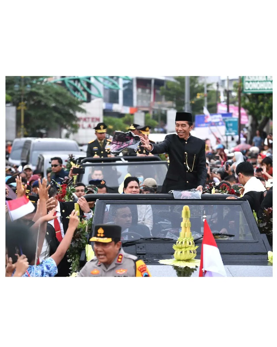 psi_id's tweet photo. Belasan ribu warga menyambut kepulangan Pak Jokowi dan Ibu Iriana ke Kota Solo, kemarin. Semua hadir tumpah ruah memadati jalan karena ingin berjumpa Pak Jokowi dan Ibu Iriana❤️🫶🏻

Mulai anak-anak, ibu-ibu, bapak-bapak, dan lansia; semua semangat menunggu di sepanjang Jalan Adi Sucipto, mengucapkan terima kasih dan selamat datang kembali ke Solo✨🤗

Perjalanan yang seharusnya bisa ditempuh 20 menit dari bandara menuju kediaman Pak Jokowi, kemarin butuh 3 jam 25 menit untuk bisa tiba. Ya, karena padatnya warga yang menyambut🫡😍

Tak semua dari Solo. Ada juga yang khusus datang dari Kendal atau Madiun. Luar biasa!💪🏻🥳

Dalam perjalanan pulang, Pak Jokowi juga membagikan kaus untuk para warga. Semua bersuka cita menyambut Pak Jokowi meski di tengah rintik hujan💪🏻🤩

Pak Jokowi adalah teladan. Sosok yang mampu menghadirkan harapan, bahwa semua bisa menjadi pemimpin apapun latar belakangnya. Ketika sudah memimpin, seluruh waktu dan energi hanya untuk bangsa 🥹❣️

Sekali lagi, terima kasih, Pak Jokowi dan Ibu Iriana. Semoga sehat selalu 🥰