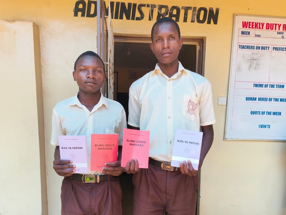 gofreebooks's tweet photo. The school principal, to whom the Gofreebooks fair team gave books at the fair in Nairobi, Kenya, distributes the books to the students...
#school #principal #gofreebooks #fair #team #gave #books #nairobi #kenya #distributes #students https://t.co/iSGCAOb6ro