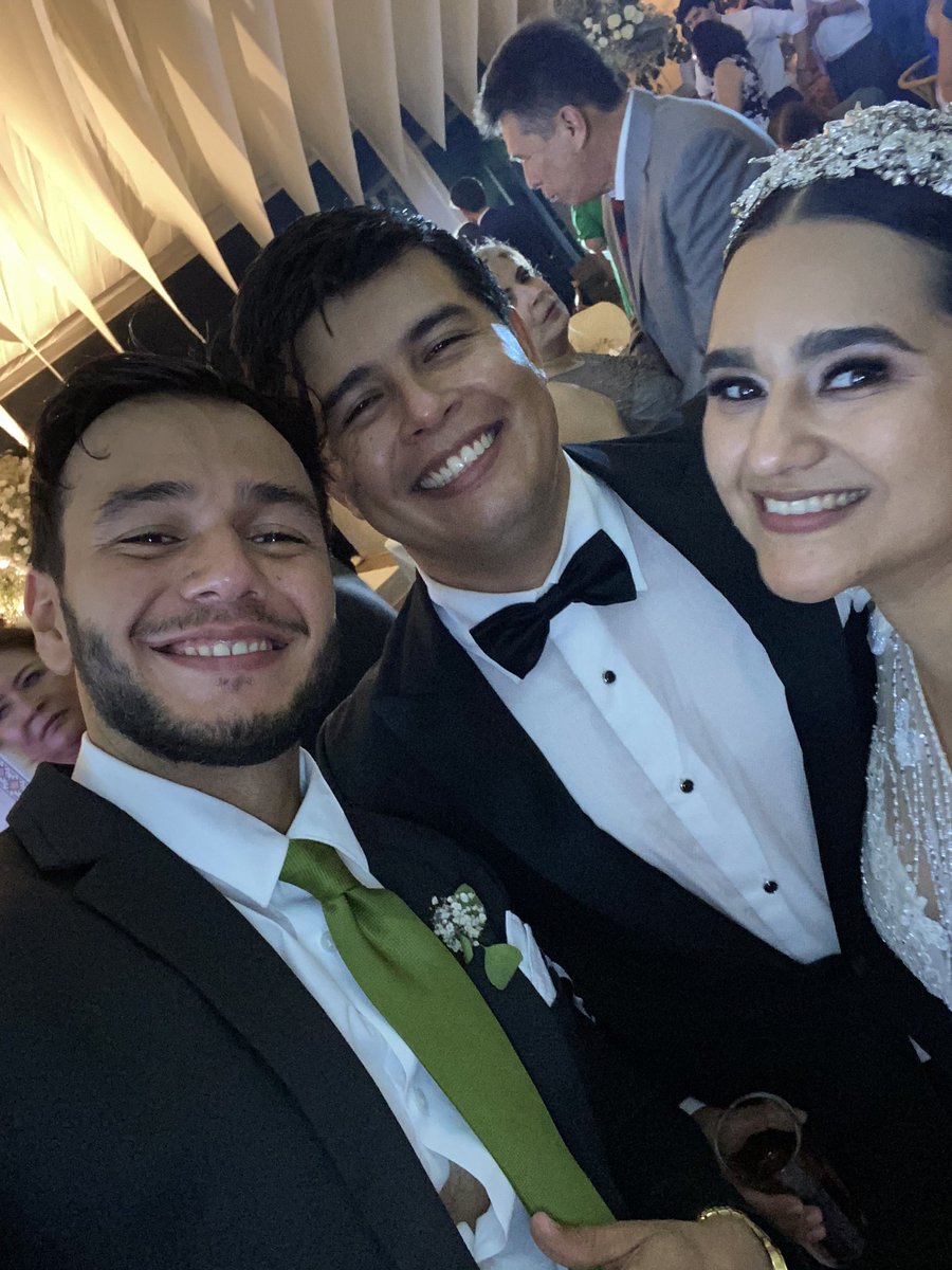 eduardoHeA's tweet photo. Unas del fin 💚👰🏻‍♀️🤵🏻🕺🏾 https://t.co/cKNHRyNum1