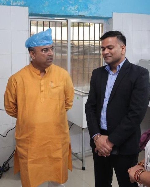 yadavtejashwi's tweet photo. तस्वीर में दिख रहे शख़्स बिहार के मा॰ स्वास्थ्य मंत्री श्री मंगल पांडे जी है।

स्वास्थ्य विभाग के कर्मियों ने अस्पताल में इन्हें सर्जिकल हेड कवर की बजाय सिर पर शू-कवर पहना दिया। मंत्री जी को भी अं��र मालूम नहीं।

अब आप बिहार की स्वास्थ्य व्यवस्था की बस कल्पना करिए। ये बिहार के अब तक के सबसे नाकारा और असफल स्वास्थ्य मंत्री रहे है। #Bihar