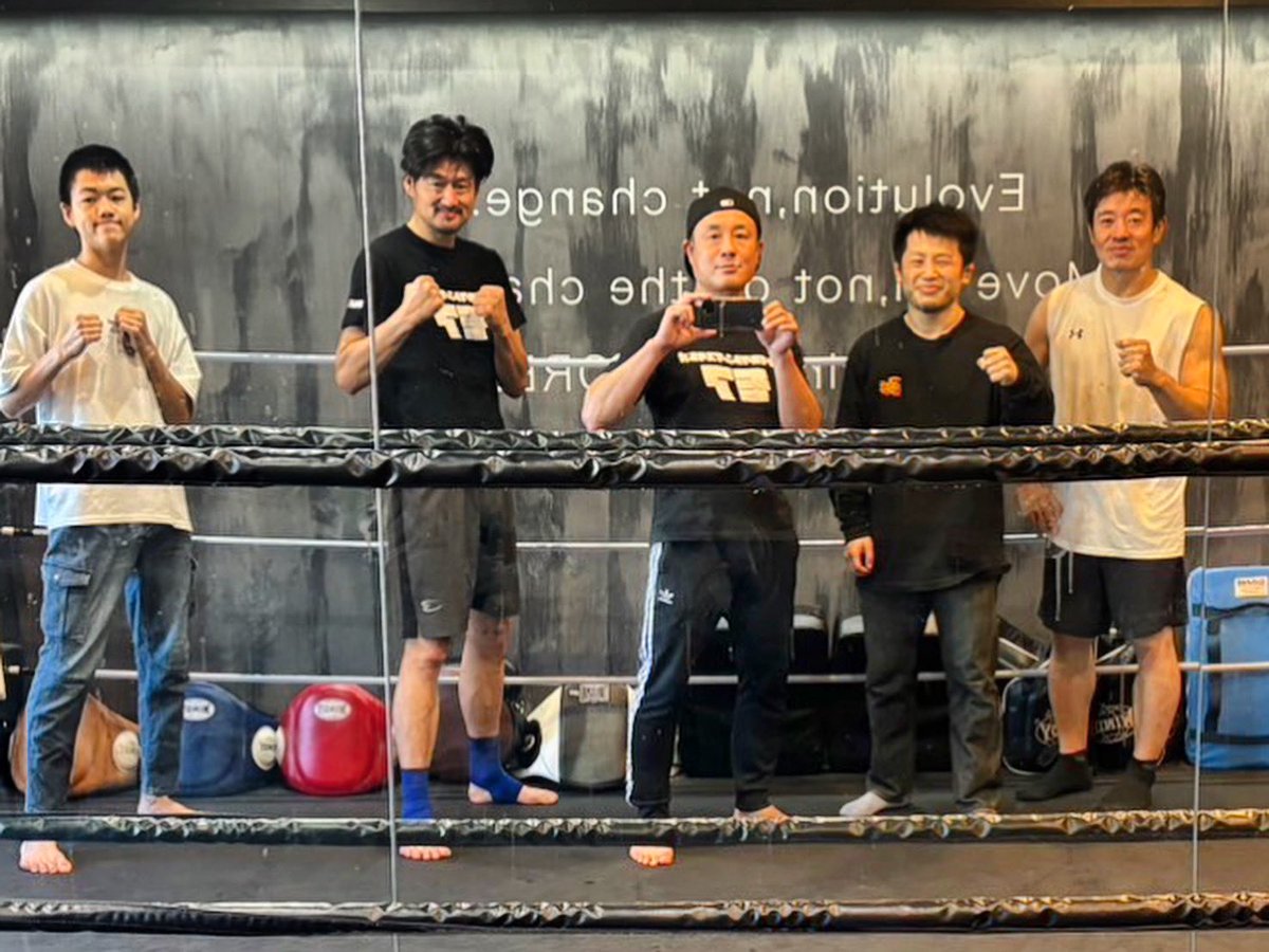 i85LRBSSmEWQBUI's tweet photo. 昨日のジム練習に修斗ジム神戸のプロシューター井口選手が出稽古に来てくレました！もう7、8年ぶりに一緒に練習できたんですが、アマチュアからプロまでの荒波を乗り越えて来た技術の向上ぶりを体感させてもらいました‼️年代は違えどこうやって格闘技で繋がれる関係の仲間がいるって最高やなぁ😀 https://t.co/c60ZOJ2NeU