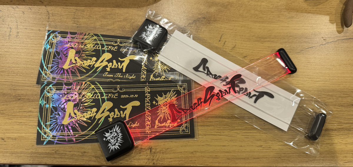kotonekoya's tweet photo. とりあえずチケットとブレスの写真を!
めっちゃ豪華だなぁってなったよ!
#CrossSight #あすけのライブ https://t.co/9QzuQ86MpH