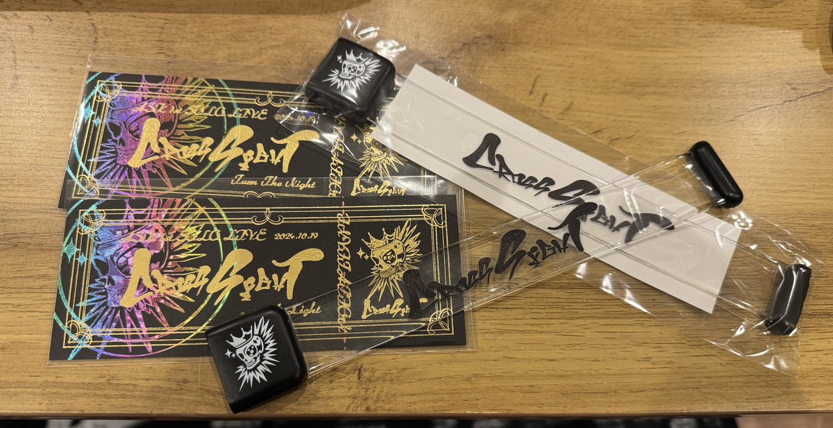 kotonekoya's tweet photo. とりあえずチケットとブレスの写真を!
めっちゃ豪華だなぁってなったよ!
#CrossSight #あすけのライブ https://t.co/9QzuQ86MpH