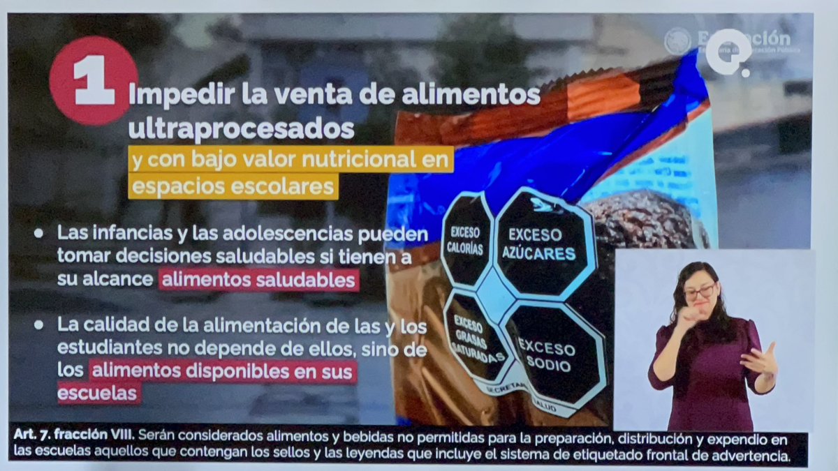 SBarquera's tweet photo. México 🇲🇽 lleva años tratando de echar fuera de escuelas 🏫 #refrescos, #comidachatarra 🍫🍔 y su publicidad 📺, por los graves efectos a la salud que ocasionan🌡️💔☠️🥵

Hoy la presidenta y el secretario de SEP anunciaron que con las nueva Ley de Educación 📚 se obliga a eliminar productos malsanos y se sanciona su incumplimiento, para beneficio de nuestras infancias 👶🌟
¡Bravo! 🎉👏🛑