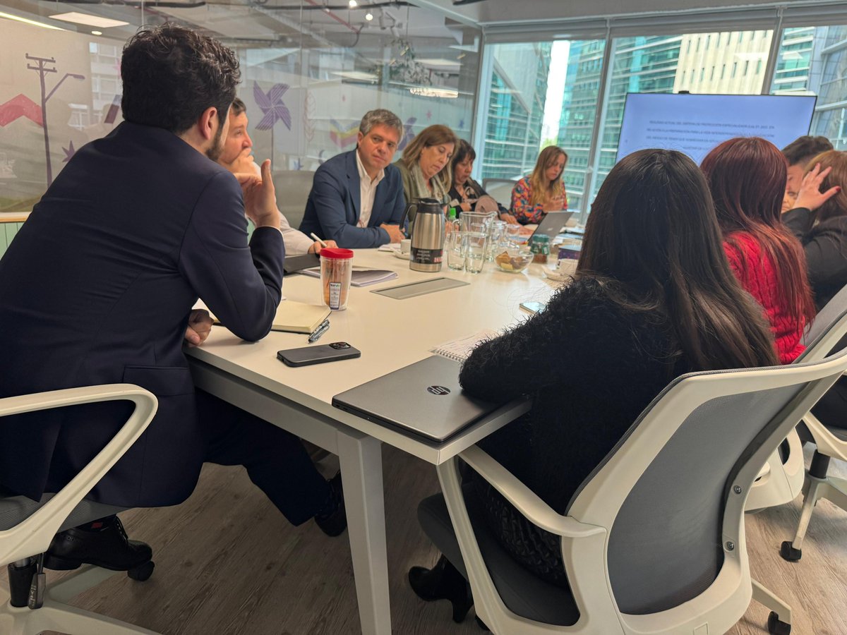 FOSIS_Chile's tweet photo. El director nacional del FOSIS, Nicolás Navarrete, se reunió con el director del @servproteccion, Claudio Castillo, para revisar los avances del proyecto de #InnovaFOSIS que se trabaja entre ambos servicios. https://t.co/DDBwd1wucp
