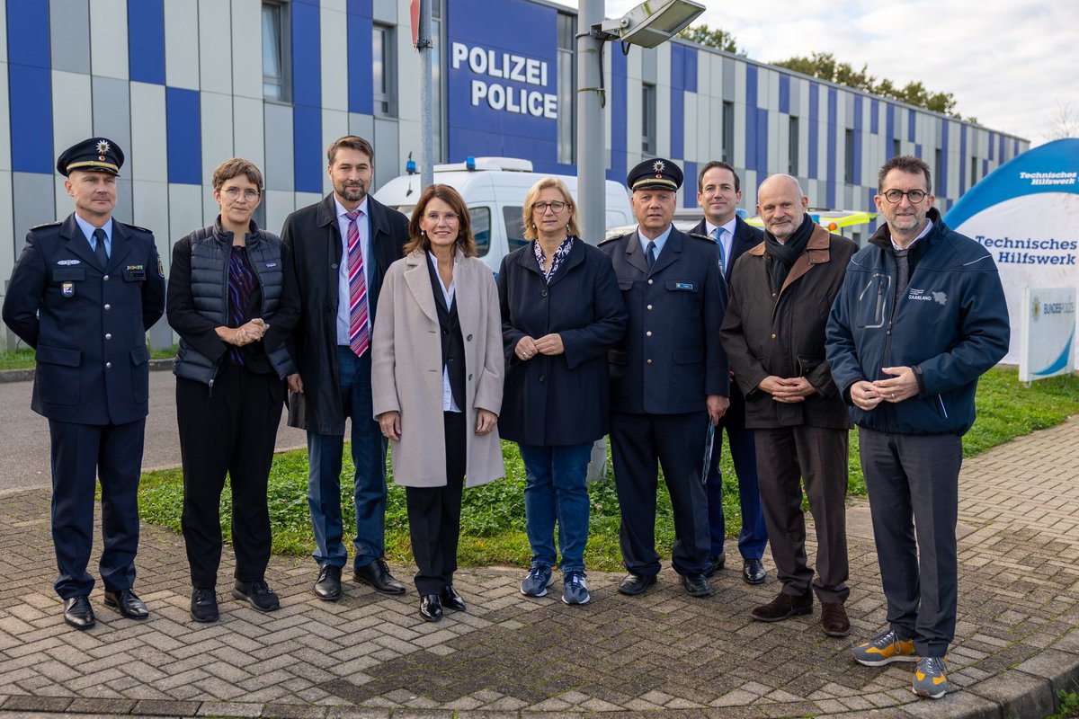 Anna Lührmann (@annaluehrmann) on Twitter photo Kontrollen an der 🇩🇪🇫🇷-Grenze dürfen nicht zum Dauerzustand werden! Da waren <a href="/AnkeRehlinger/">Anke Rehlinger</a>, <a href="/uconradt/">Uwe Conradt</a> & ich uns in Saarbrücken einig. Wir müssen die EU-Außengrenzen besser schützen. Denn die 🇪🇺 Freizügigkeit vereinfacht den Alltag der Menschen insbesondere in Grenzregionen. Kontrollen an der 🇩🇪🇫🇷-Grenze dürfen nicht zum Dauerzustand werden! Da waren <a href="/AnkeRehlinger/">Anke Rehlinger</a>, <a href="/uconradt/">Uwe Conradt</a> & ich uns in Saarbrücken einig. Wir müssen die EU-Außengrenzen besser schützen. Denn die 🇪🇺 Freizügigkeit vereinfacht den Alltag der Menschen insbesondere in Grenzregionen.