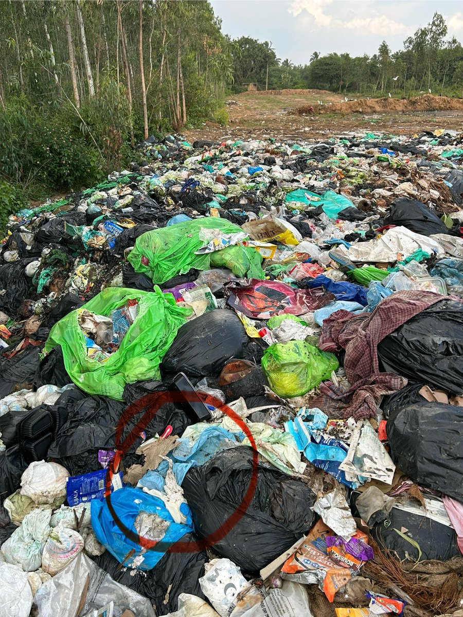 realbengaluru7's tweet image. Hospital waste getting dumped, Threatening us with machete. infectious diseases getting spread. Government not taking action even after complaining. @carmelaramunite @siddaramaiah @DKShivakumar @PMOIndia @tv9kannada @AsianetNewsSN @BBMPCOMM @the_hindu @timesofindia