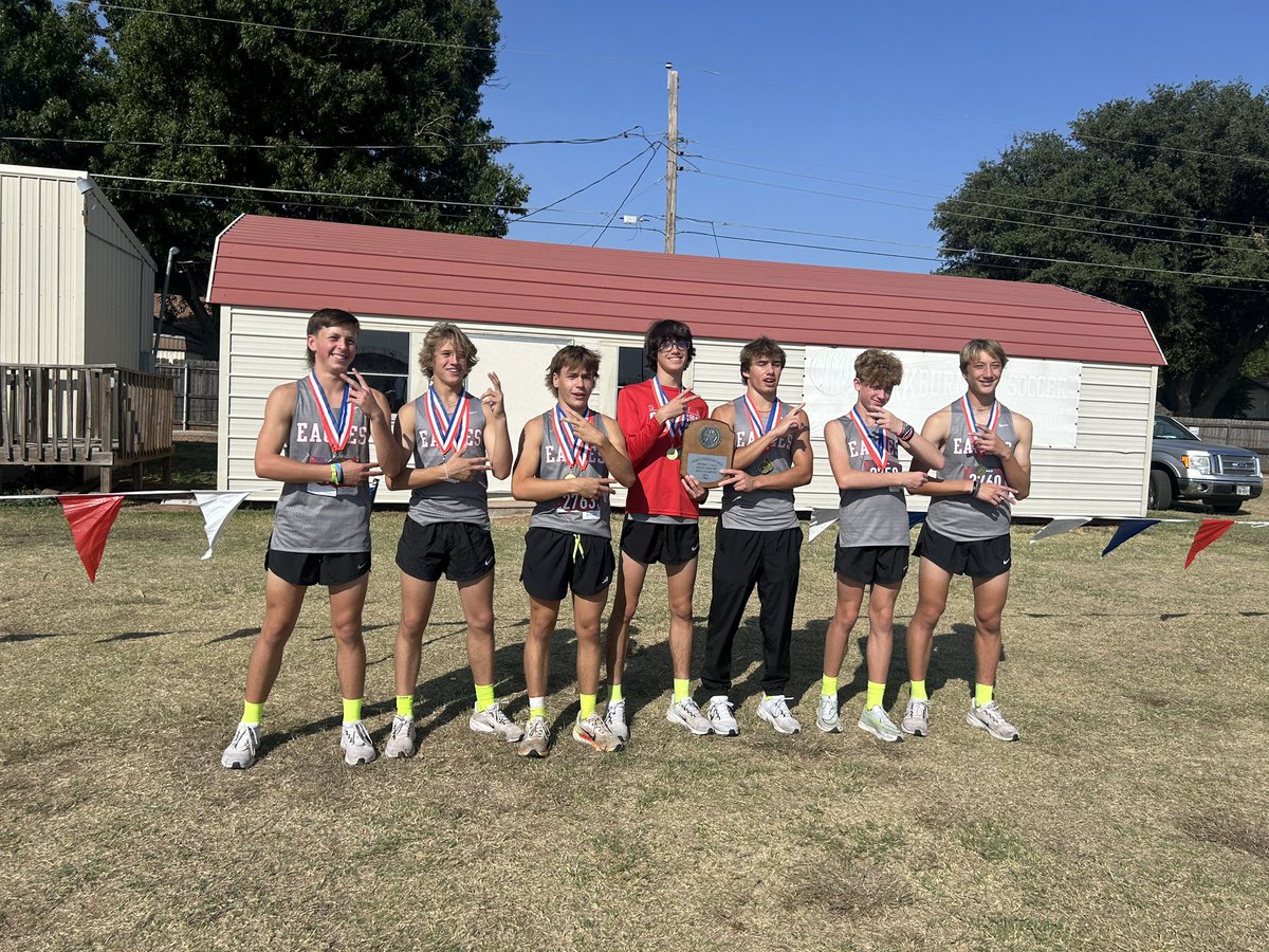 wendypar33's tweet photo. The Holliday Lady Eagles and Eagles are heading to Regionals in Lubbock. District Champions and both are Ranked #1 in the state! Wish them luck and to run fast 💪🏃‍♀️🏃‍♂️ https://t.co/L9fLcd8zIy