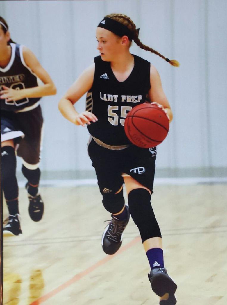The next #MemoryMonday with freshman guard <a href="/v_bickford12/">Vanessa Bickford</a> 🤩
Go Dogs! 🐶