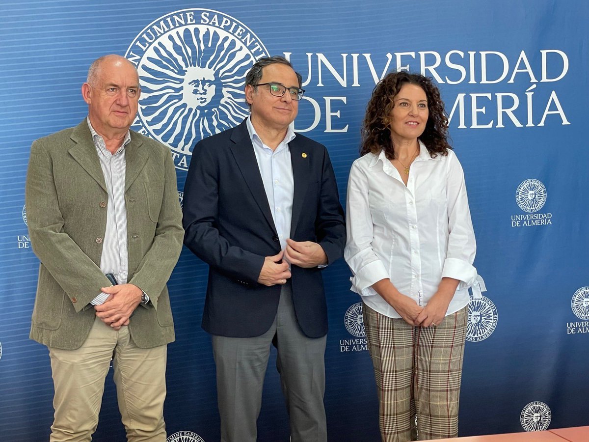 ContraCancerAL's tweet photo. 🔬 Hemos presentado nuestra III Beca Predoctoral para investigadores de la @ualmeria y un importe de 110.660 euros.
Han asistido nuestra presidenta, Magdalena Cantero, y el rector, José Céspedes.
#becapredoctoral #todoscontraelcancer @MagdalenCantero https://t.co/DY65JbzB31