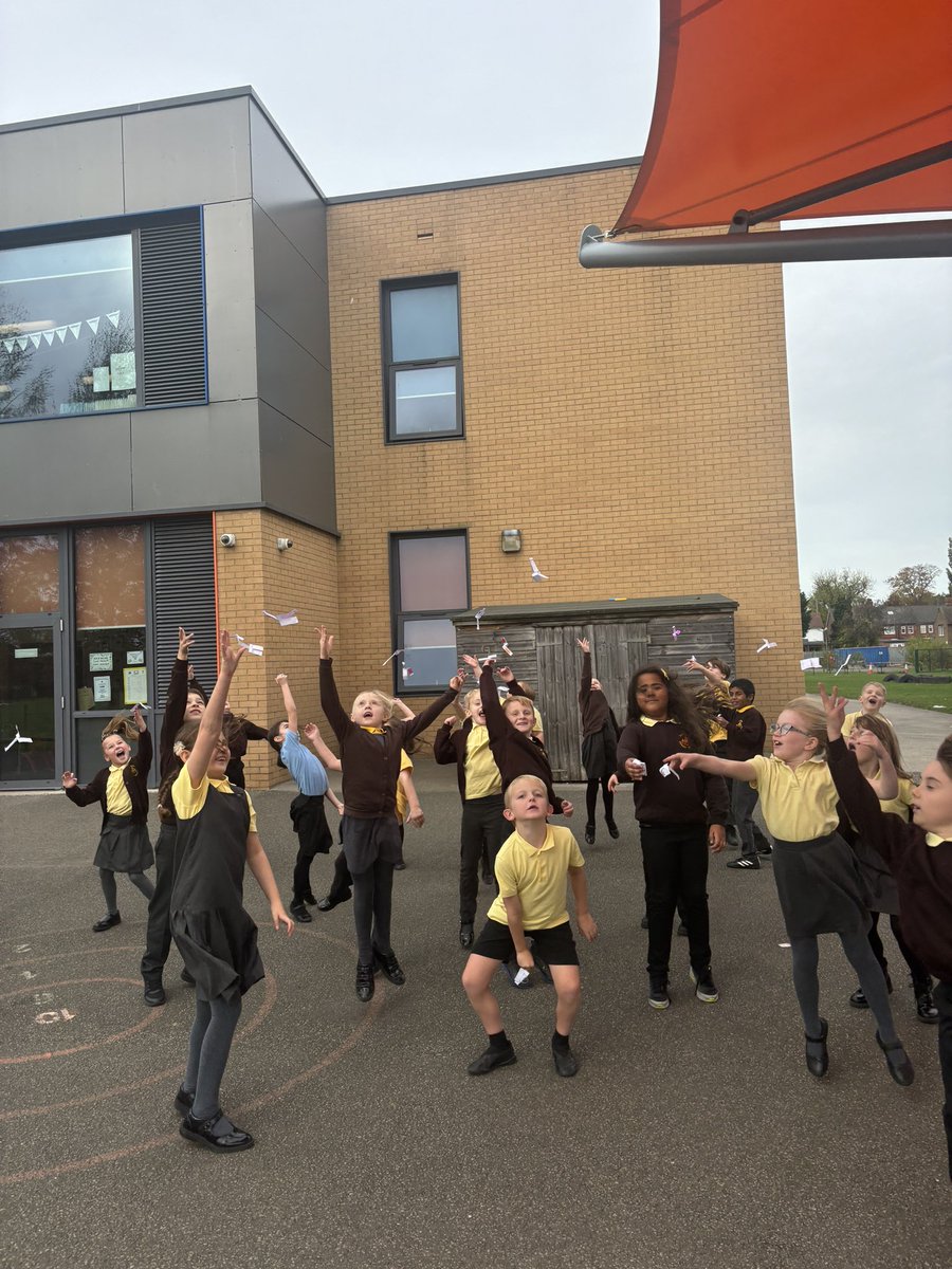 EastfieldPSHull's tweet photo. Today in 3MP, we looked at the importance of seed dispersal π± We made our own sycamore seeds and watched how the wind dispersed them π¨π #eps3MP https://t.co/wGqnaPv5A1