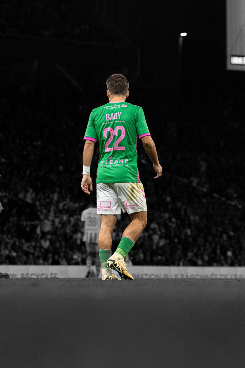 _BeFootball's tweet photo. Lors de ASSE - RC Lens, Saint-Étienne a mis en place un flocage rose spécial, pour Octobre Rose. 👕

Les joueurs ont pu floquer les surnoms qu’ils échangent avec leur maman. Et il y’en a des très drôles, que l’on a pu shooter au stade. 😂🩷💚

« Mamasita », « Mon Chou », « Tata », « Baby ».