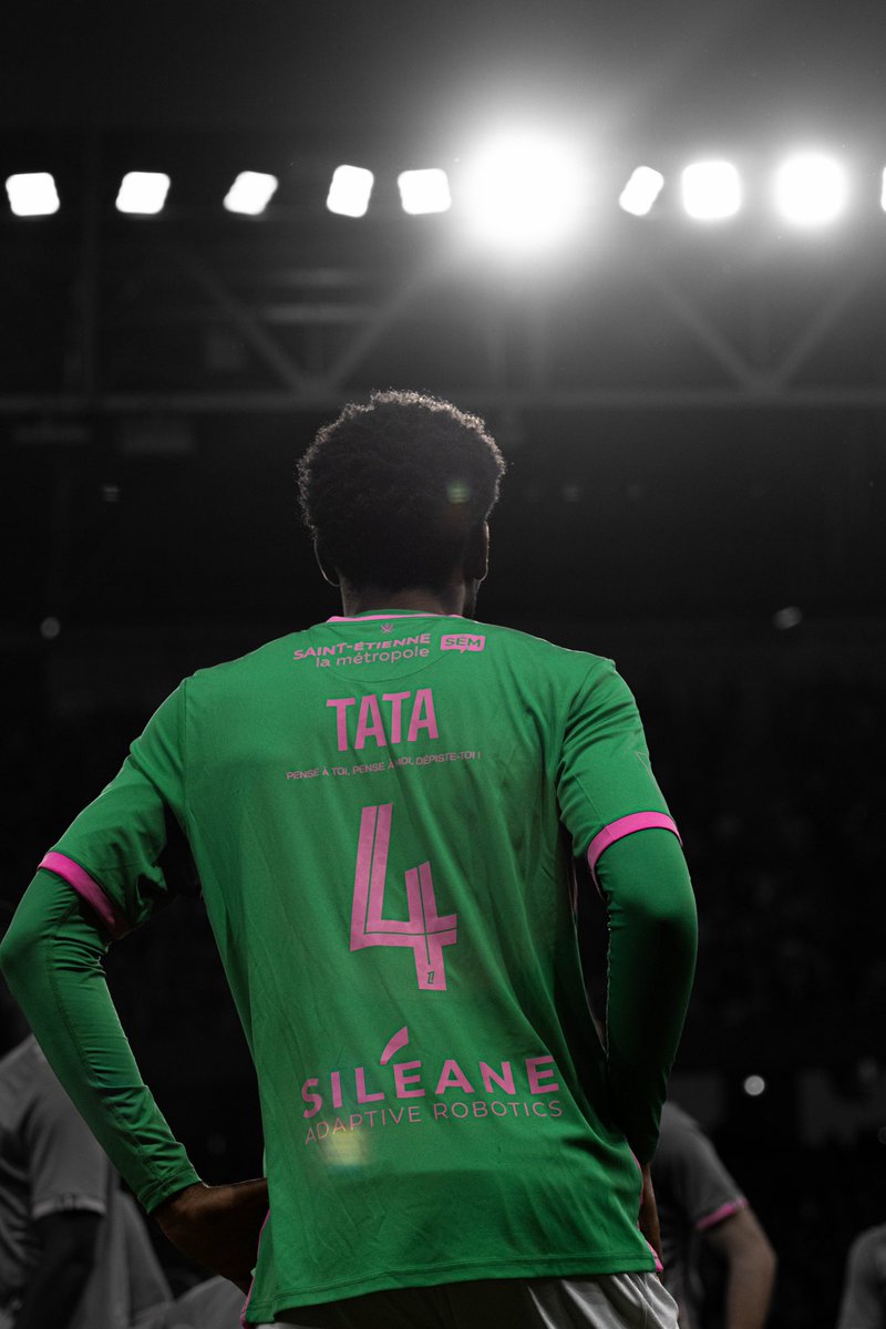 _BeFootball's tweet photo. Lors de ASSE - RC Lens, Saint-Étienne a mis en place un flocage rose spécial, pour Octobre Rose. 👕

Les joueurs ont pu floquer les surnoms qu’ils échangent avec leur maman. Et il y’en a des très drôles, que l’on a pu shooter au stade. 😂🩷💚

« Mamasita », « Mon Chou », « Tata », « Baby ».
