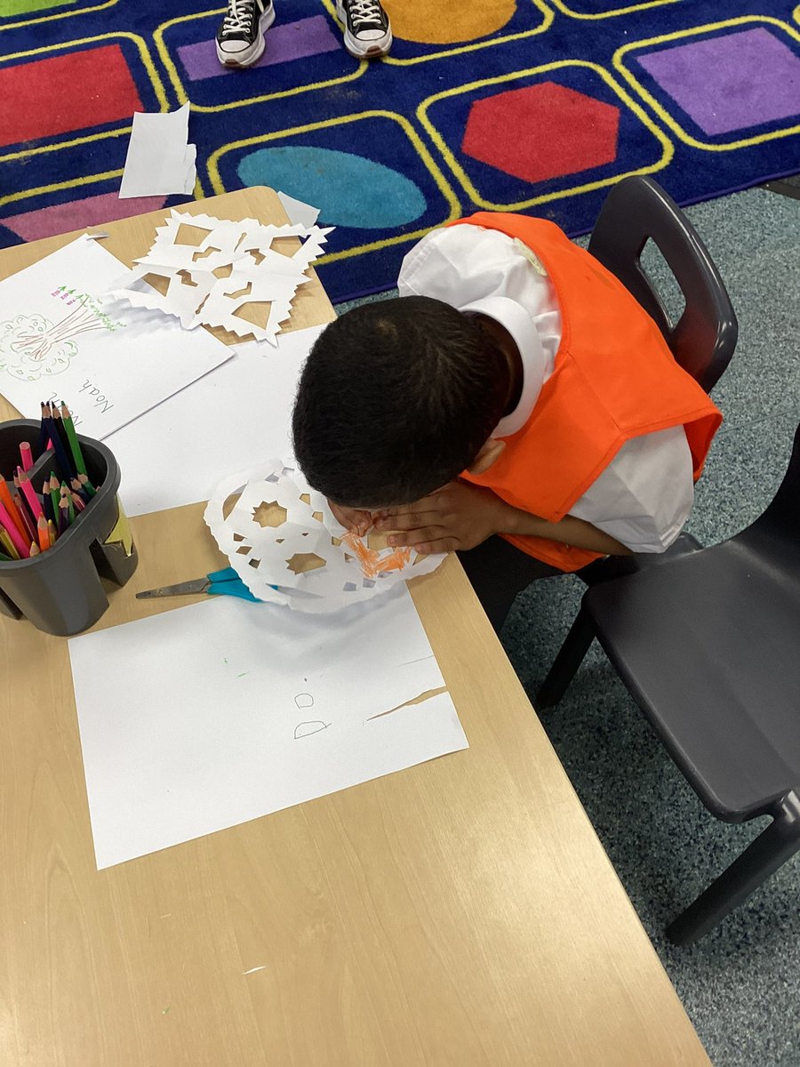 AbbeyPrimary's tweet image. N spent a while colouring in the snowflake. #rec #markmaking