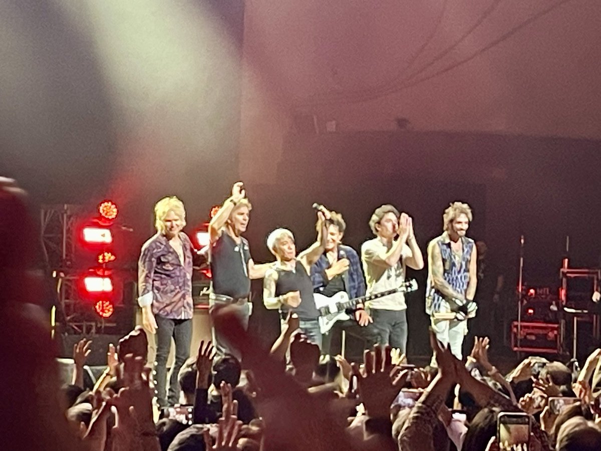 medusaeyeable's tweet photo. ジャーニー横浜公演を観に行ってきました！
ザ・グレイテストヒッツライブでしたね

去って行ったメンバーたちを見れないのは残念ですが看板を守るメンバーたちがまだまだ元気に素晴らしい演奏と歌を聴かせてくれて本当に嬉しい来日公演です

聴きたい曲ほぼ全部やってくれたなー

#JOURNEY https://t.co/uyurwuzwnA