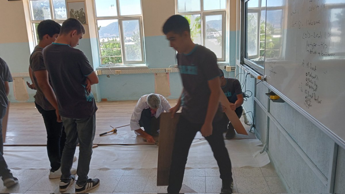 Bilişim Teknolojileri Alanı öğrencilerimizle birlikte bilgisayar laboratuarına laminat parke döşedik.  Emeği gecen öğrencilerimize teşekkür ederiz.