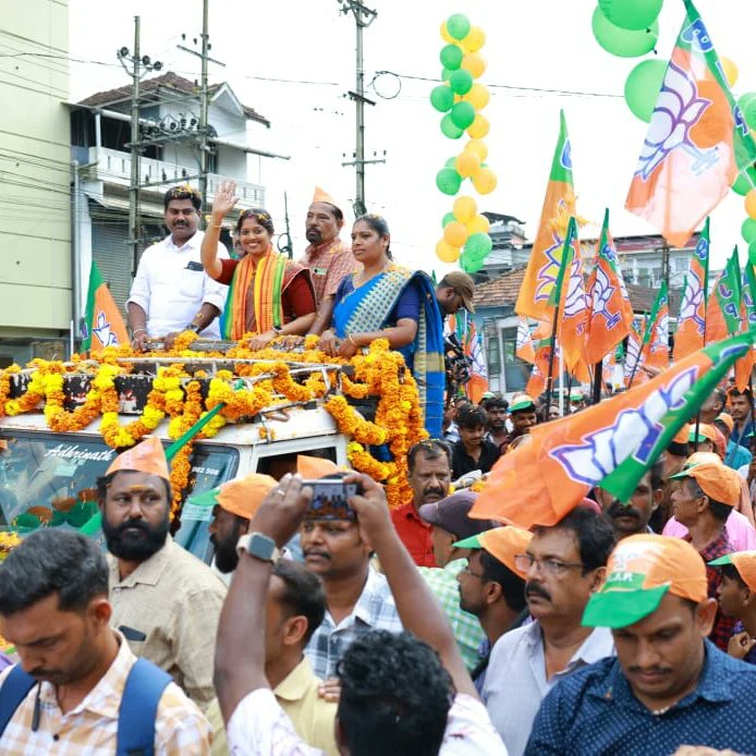 BJMM4Kerala's tweet photo. NDA candidate @NavyaHaridas attended a massive road show today at Kalpetta #Wayana
#NDA4WAYANAD 
#Vote4NavyaHaridas 
@BJP4India @BJP4Keralam 
@blsanthosh
@VanathiBJP @surendranbjp @AdvNivedida @BJPMahilaMorcha https://t.co/wIolnkxcm4