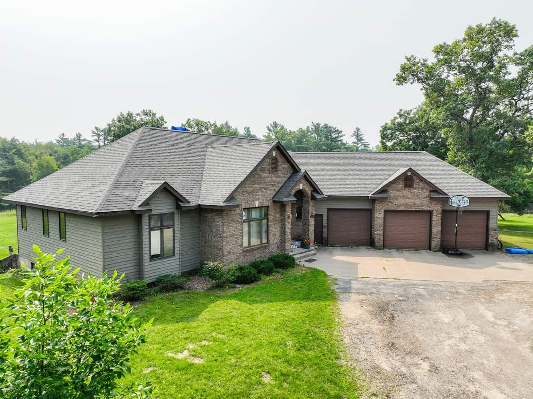 KickapooRoofing's tweet image. 🏆 Roofing is our favorite sport, whether it's tackling tough repairs or nailing down a brand-new roof, we bring our A-game to every project. 💪 

Call (608) 352-8688 or visit kickapooroofing.com to schedule your next roofing project with us!

#KickapooRoofing