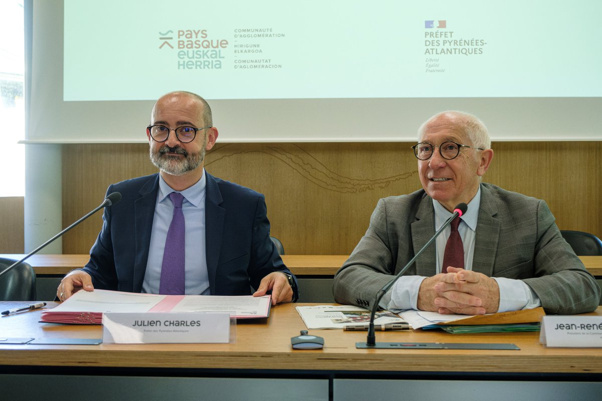 CommunautePB's tweet photo. 𝗘𝗻𝗰𝗮𝗱𝗿𝗲𝗺𝗲𝗻𝘁 𝗱𝗲𝘀 𝗹𝗼𝘆𝗲𝗿𝘀 La  mesure entre en vigueur le 25 nov. dans 24 communes du territoire. @JreneEtchegaray, Pdt de la @CommunautePB,  et Julien Charles, @Prefet64, ont présenté le dispositif à la presse ce matin. Plus d'infos 👉 https://t.co/qaetkSYt2b https://t.co/ZeOx41pxa0