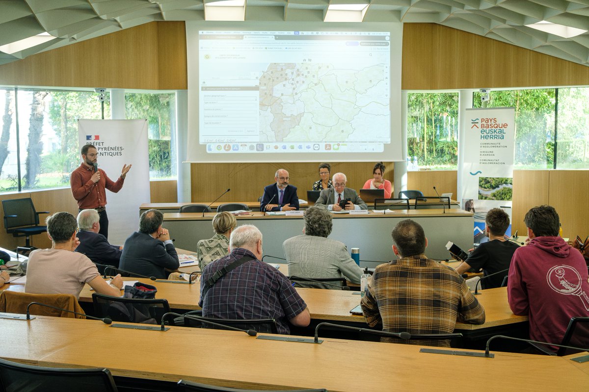 CommunautePB's tweet photo. 𝗘𝗻𝗰𝗮𝗱𝗿𝗲𝗺𝗲𝗻𝘁 𝗱𝗲𝘀 𝗹𝗼𝘆𝗲𝗿𝘀 La  mesure entre en vigueur le 25 nov. dans 24 communes du territoire. @JreneEtchegaray, Pdt de la @CommunautePB,  et Julien Charles, @Prefet64, ont présenté le dispositif à la presse ce matin. Plus d'infos 👉 https://t.co/qaetkSYt2b https://t.co/ZeOx41pxa0