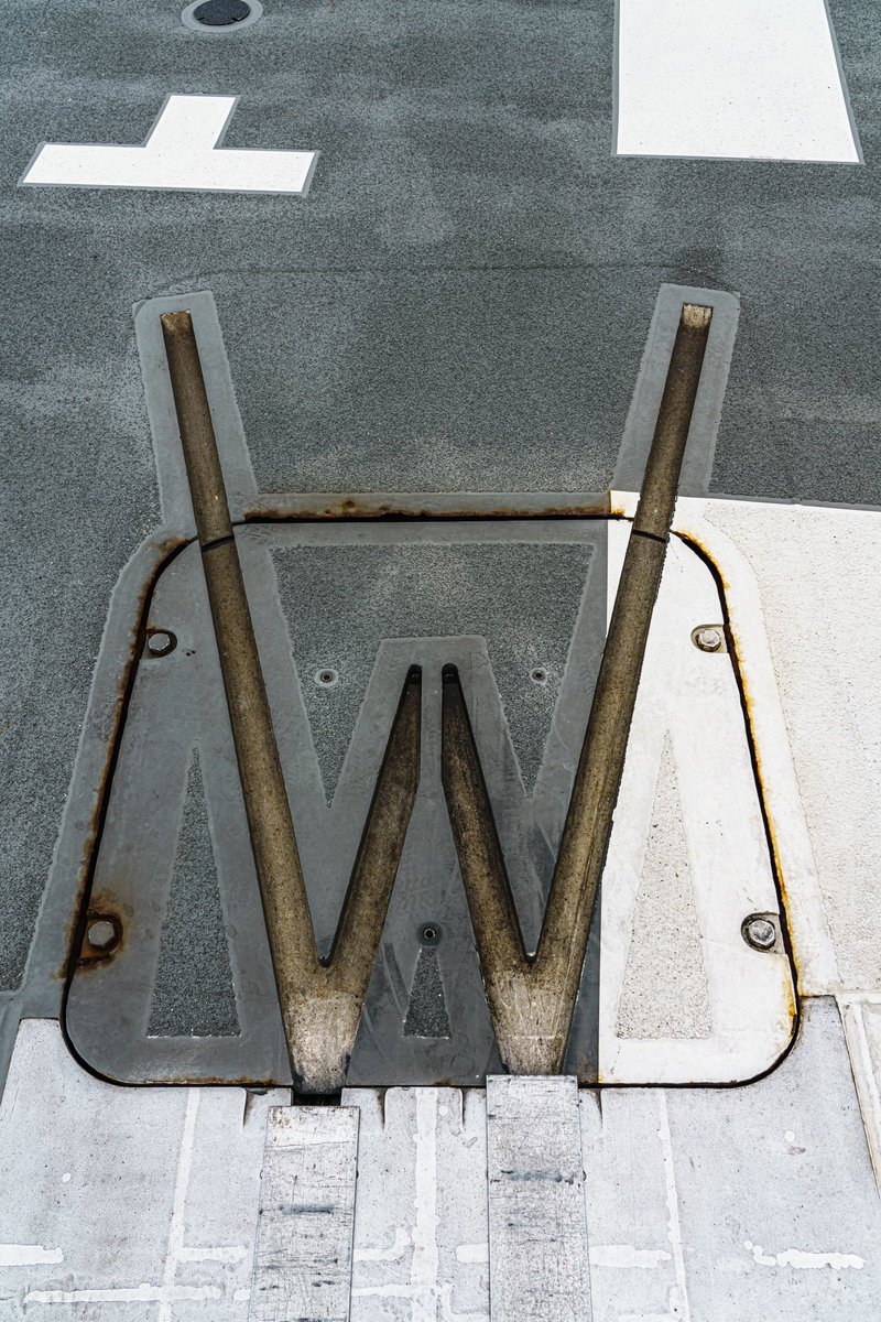 weiqi_xiulang's tweet photo. 護衛艦「たかなみ」の飛行甲板にある"W"
ヘリコプター発着時に牽引装置を固定するための何かでしょうか
#海上自衛隊 #横須賀 #オータムフェスタ2024 #DD110 https://t.co/pg9BXxvyUz