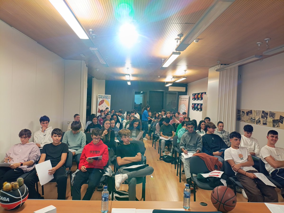 FBCyLValladolid's tweet photo. Con el inicio de la temporada, estas son las actividades que ha desarrollado el Comité Provincial de árbitros y oficiales de mesa de Valladolid:
👉Reunión de inicio de temporada
👉Nuevo Curso de árbitros y oficiales de mesa
👉Colaboración con @FBCyLPalencia en el #FanaticMini https://t.co/GNRaOqTx8K