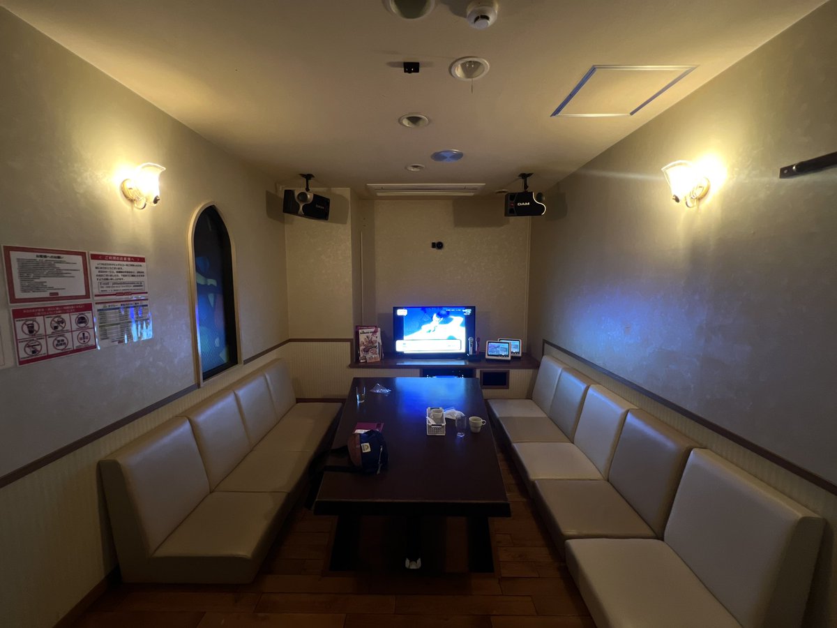 tsukuba_center5's tweet photo. ビッグエコーモナコ店(天久保)が今月いっぱいで閉店する。
1993年開業だが、店内はバブリーな雰囲気が漂う。建物内部にはモナコのシンボルであるサンバード号というボートが鎮座している。昔はちゃんと水が張っていたらしい。
機材は新しくで周辺のカラオケよりも豪華だった。閉店は残念。さらばモナコ https://t.co/ilMfwPvvGr