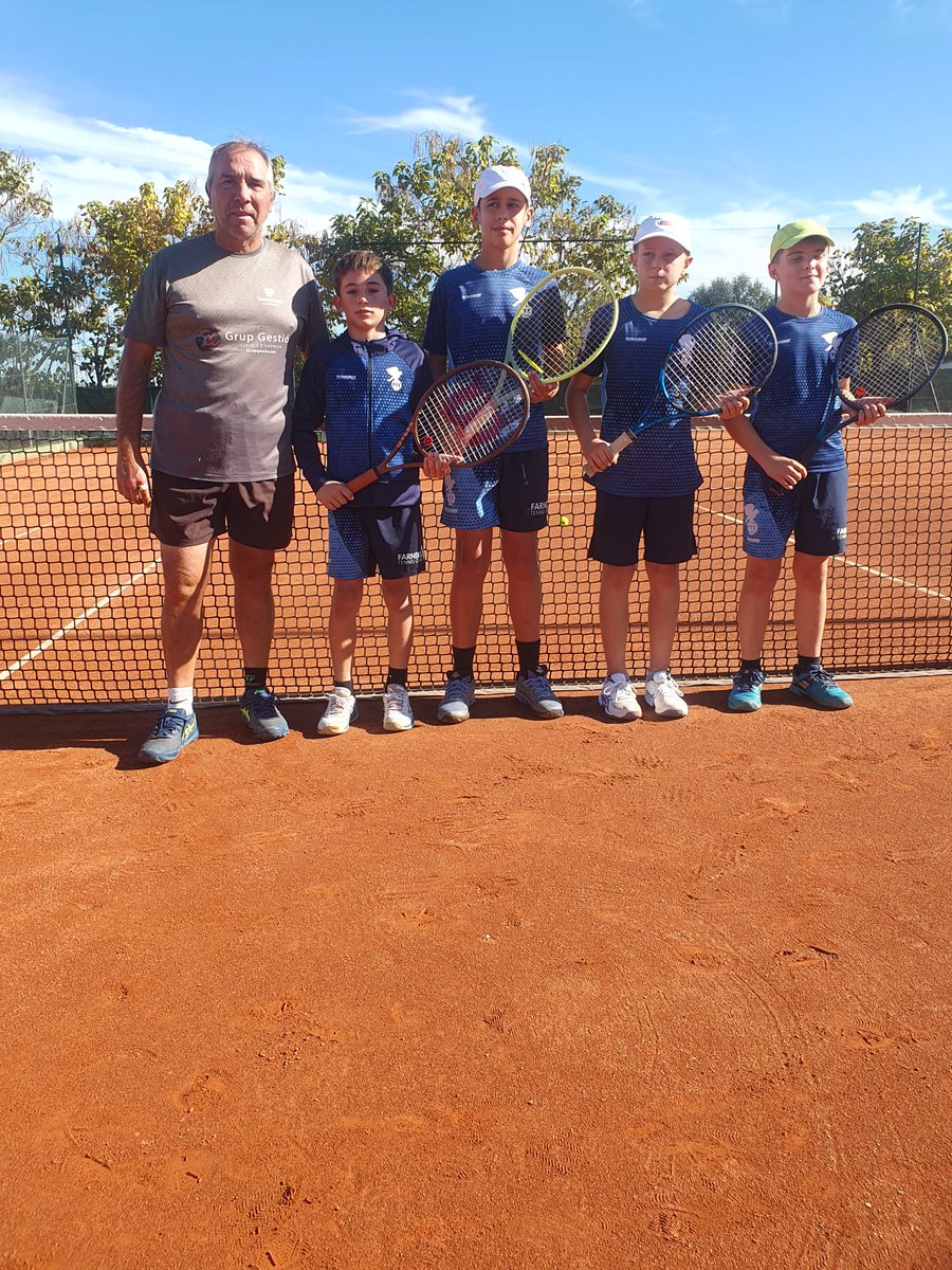 ClubFarners's tweet photo. Els més petits del Farners van debutar en el campionat de Catalunya benjamí masculí contra el tot poderós CT Barcino de Barcelona amb derrota per 4 a 0.
I en la lliga catalana l'equip aleví masculí va perdre a fora contra el GEIEG per 3 a 2. https://t.co/yjAL7sQVw5
