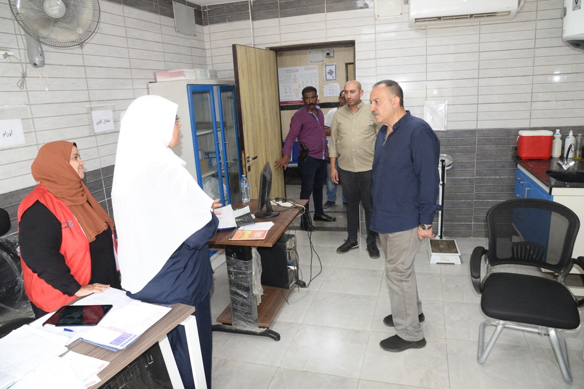 assiutgovernor1's tweet photo. محافظ أسيوط يفاجئ العاملين بمركز صحي حضري الحمراء ويوجه بإعادة هيكلة وتوزيع العاملين بالمركز https://t.co/NTORWCtDHz
