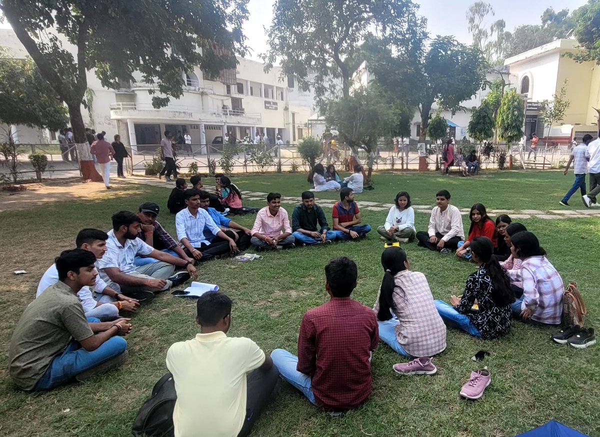 abvplu's tweet photo. स्वाध्याय मंडल द्वारा संचालित स्टडी सर्किल में आज *वैश्विक राजनीति में भारत की भूमिका* विषय पर चर्चा की गई जिसमे तमाम नए छात्रों ने प्रतिभाग कर अपनी अभिव्यक्ति जाहिर की।
#स्टडी_सर्किल 
#स्वाध्याय_मंडल https://t.co/VJXKXRUen2