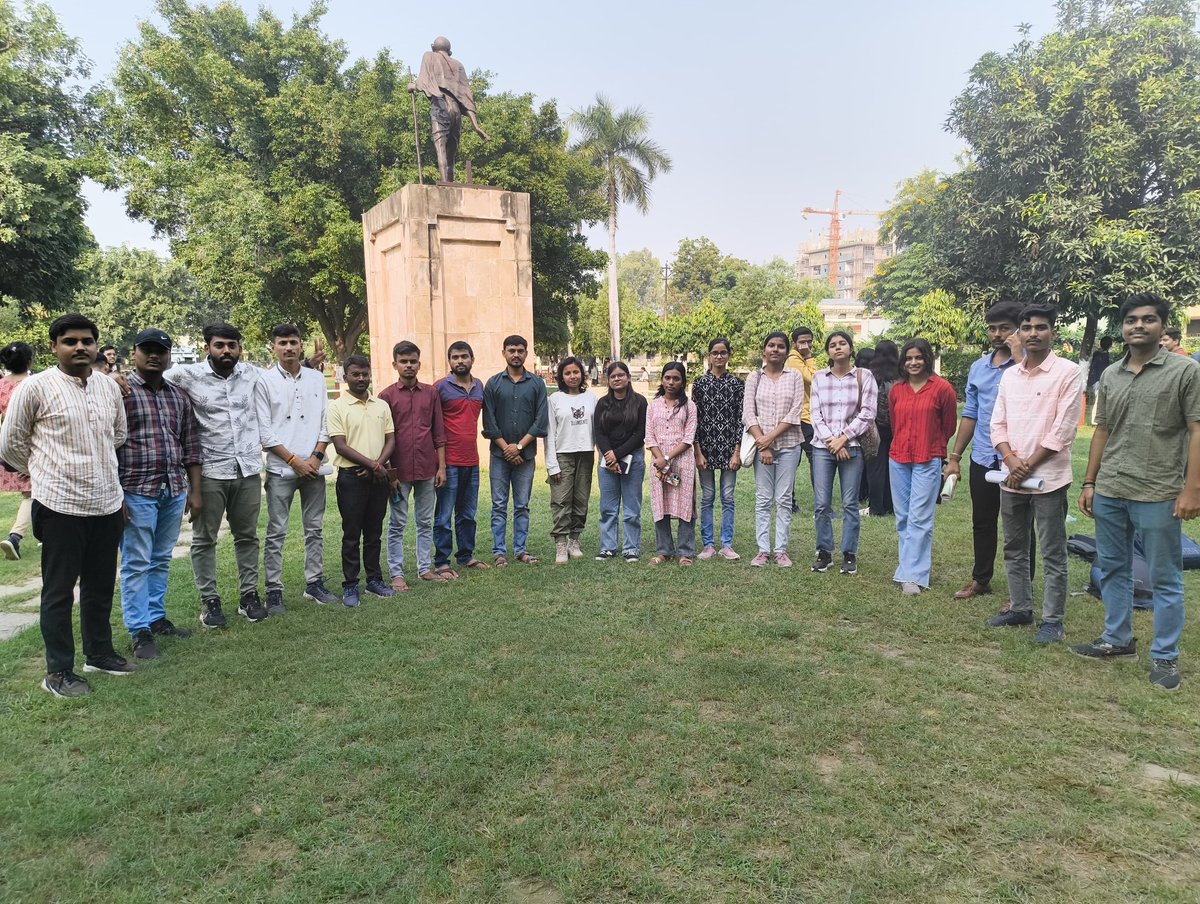 स्वाध्याय मंडल द्वारा संचालित स्टडी सर्किल में आज *वैश्विक राजनीति में भारत की भूमिका* विषय पर चर्चा की गई जिसमे तमाम नए छात्रों ने प्रतिभाग कर अपनी अभिव्यक्ति जाहिर की।
#स्टडी_सर्किल 
#स्वाध्याय_मंडल