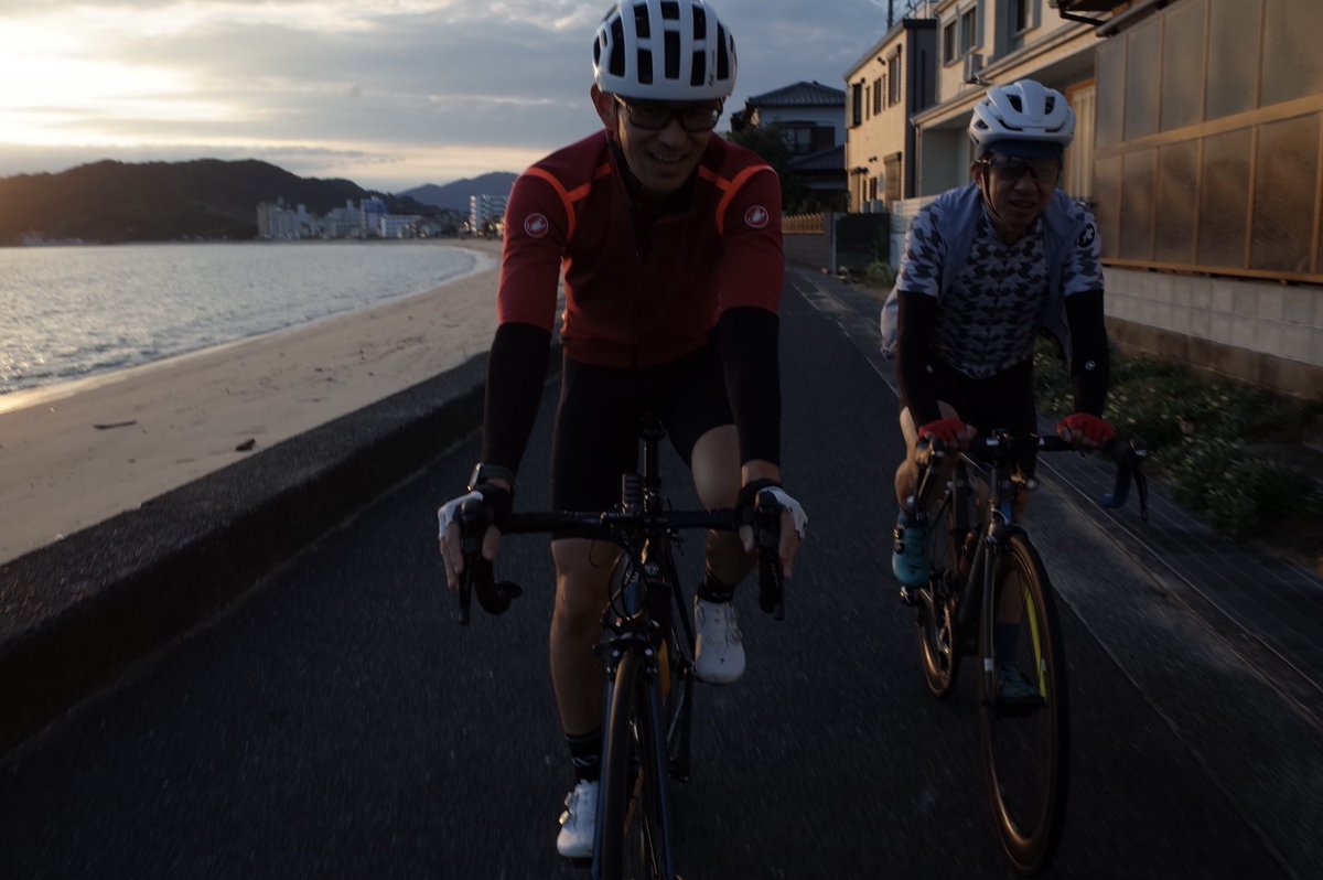 tsirosi's tweet photo. 今日はクロモリで優雅に糸島クルージングのつもりが、、、気付けばいつも通りゼエハア言うてたw
解散後はソロで三瀬のパン屋まで⛰️🚴‍♀️💦
店休日。。。😭
#poc #oakley #basso #fizik #mavic https://t.co/GSCFyYWFUL