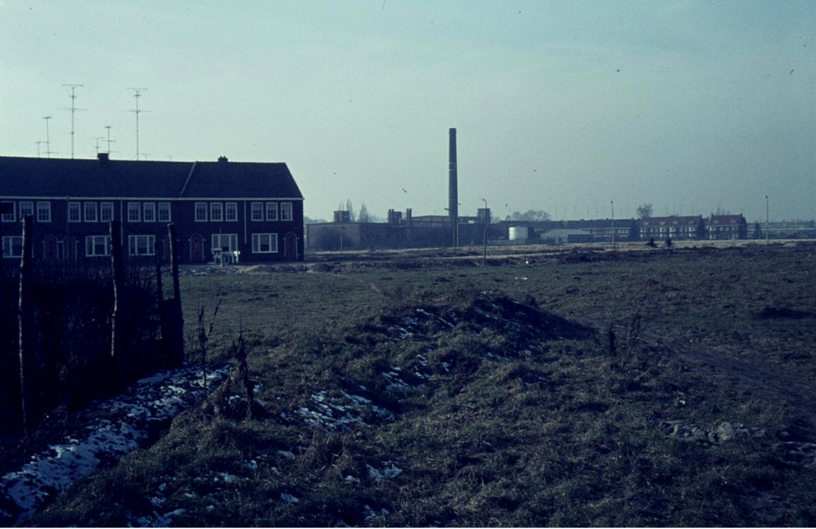 Tilburgskrantje's tweet image. Zicht op de (toenmalige) Laurierstraat (nu Boomstraat) en een Tilburgse fabriek (c. 1964). #Centrum #Tilburg   
Foto: Ad de Bont  
Bron: @RATilburg