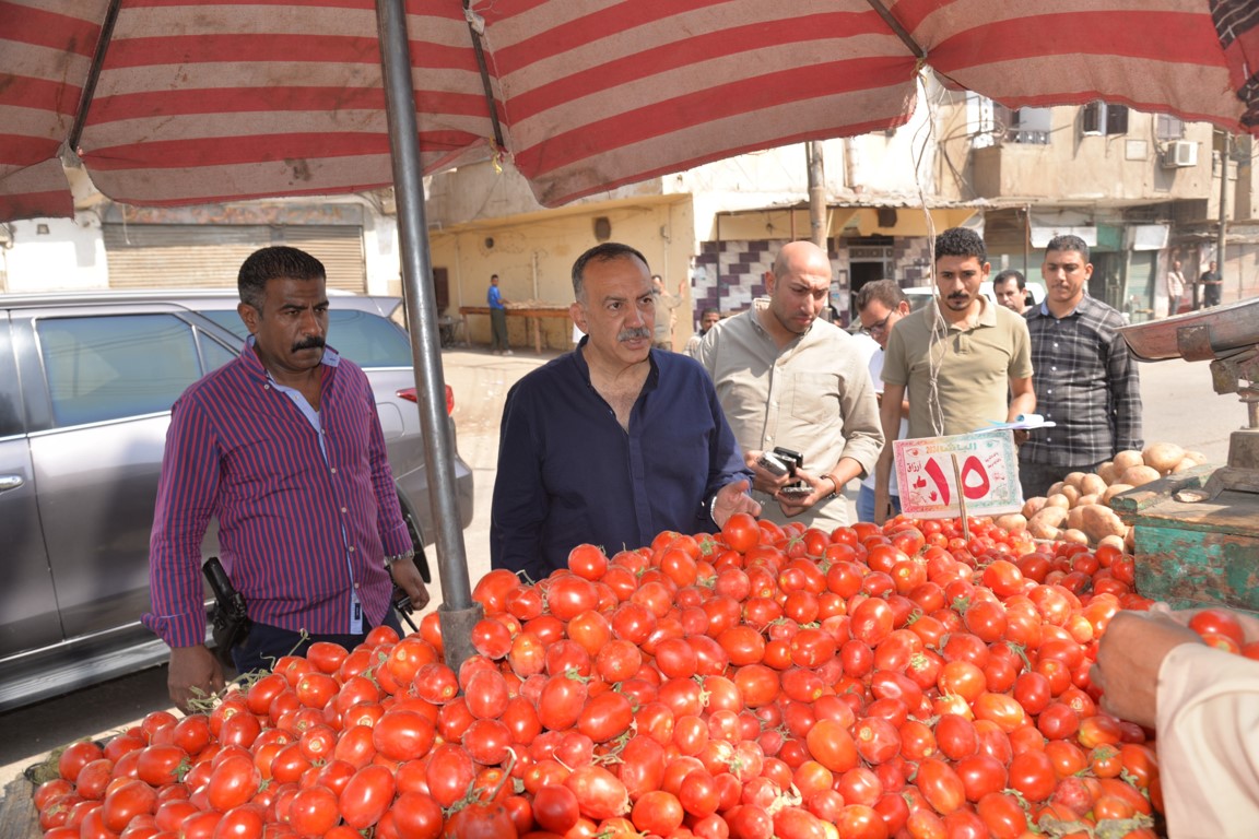 assiutgovernor1's tweet photo. محافظ أسيوط يتفقد سوق الباعة الجائلين ويوجه برفع كفاءته تمهيداً لطرح الباكيات للإيجار https://t.co/661W4nP0kw