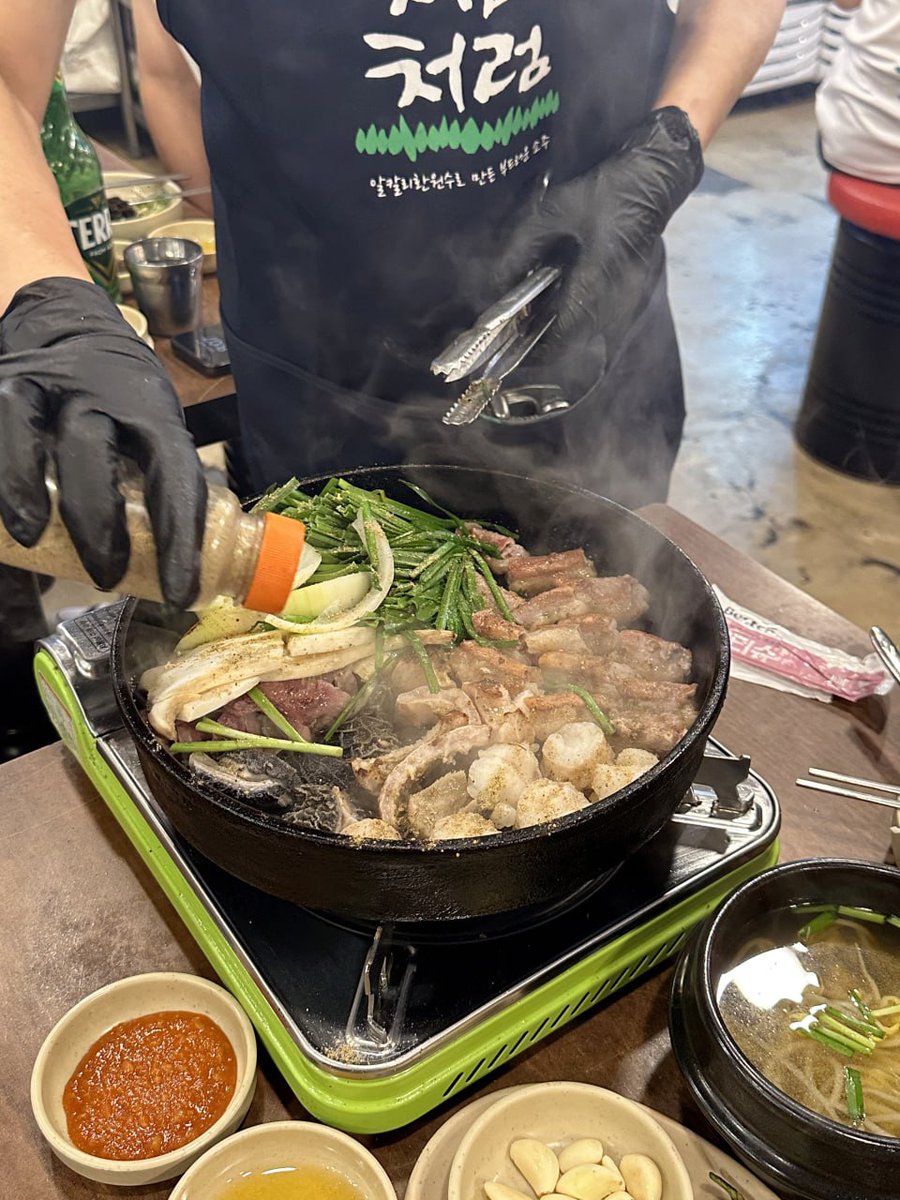alicee1906's tweet photo. 韓国のナイトライフも同様に刺激的です。伝統的なレストラン、モダンなバー、屋台など、この街の活力と熱意を感じることができます。 https://t.co/vwGHjLpgnx